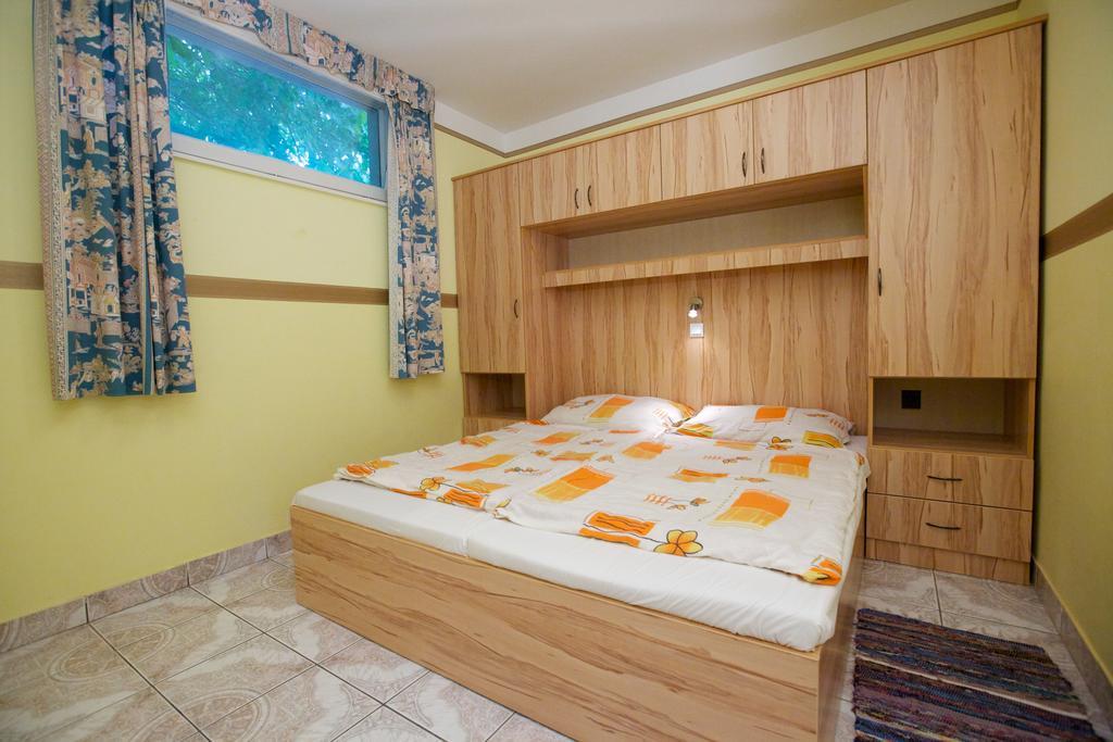 Ferenczi Apartament Hotell Hajdúszoboszló Rum bild